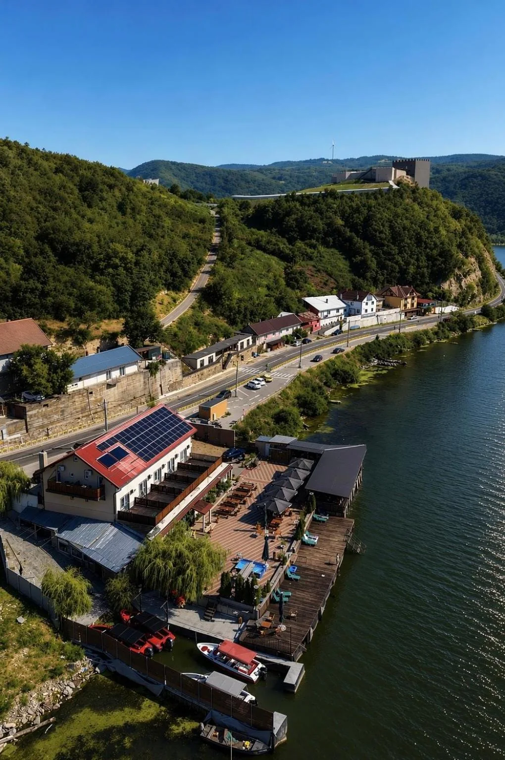 Pensiunea Danubio din dronă, chiar pe malul Dunării