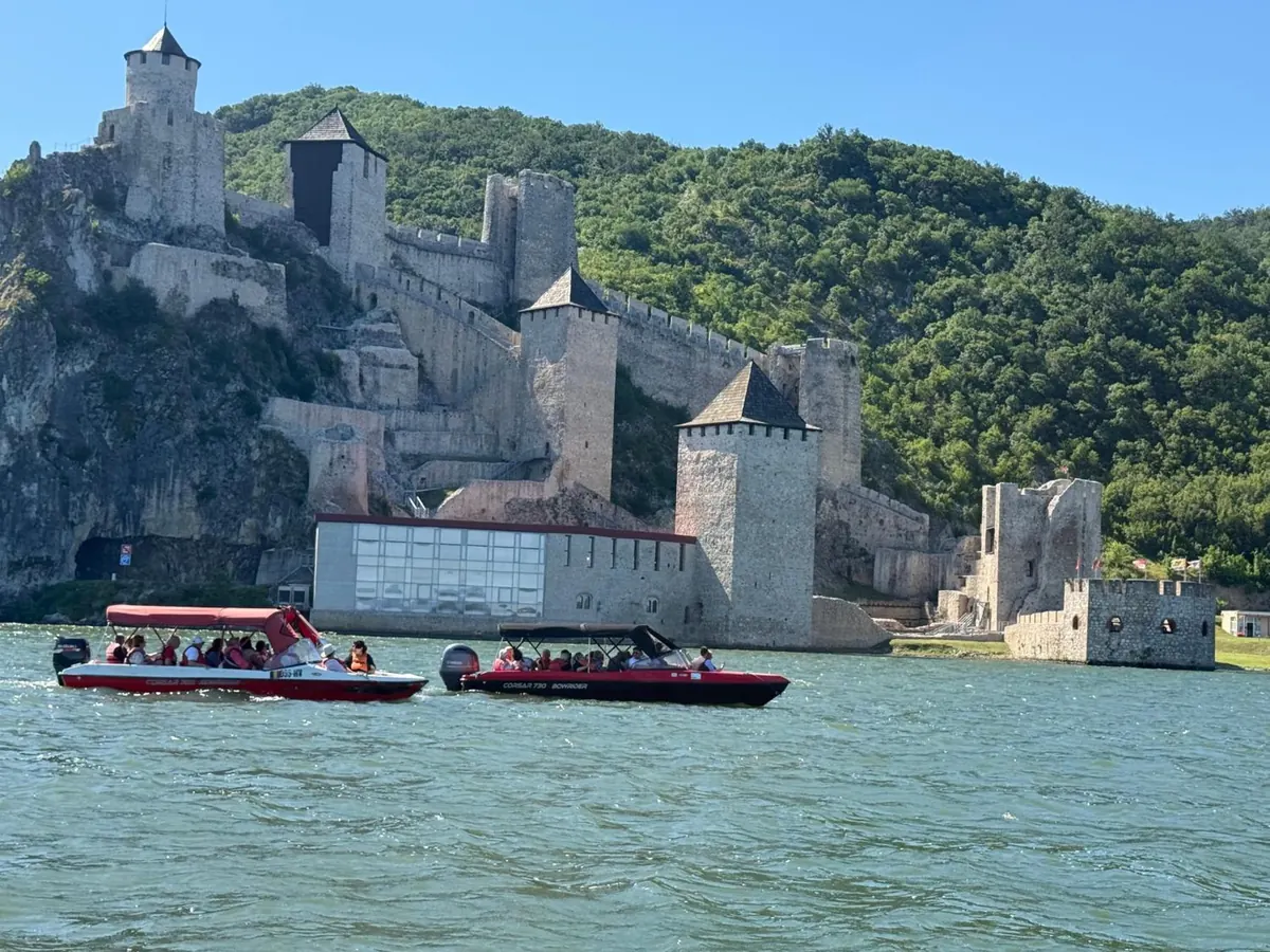 Excursie cu barca pe Dunăre, la Cetatea Golubac