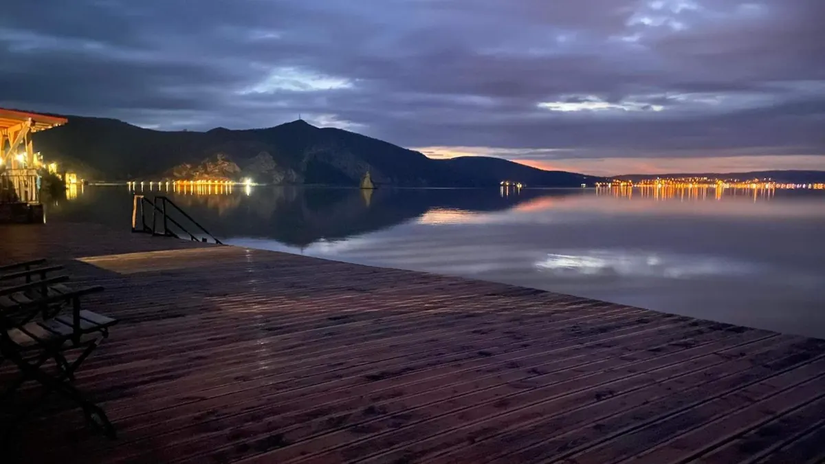 Pontonul seara, cu luminile reflectate în Dunăre