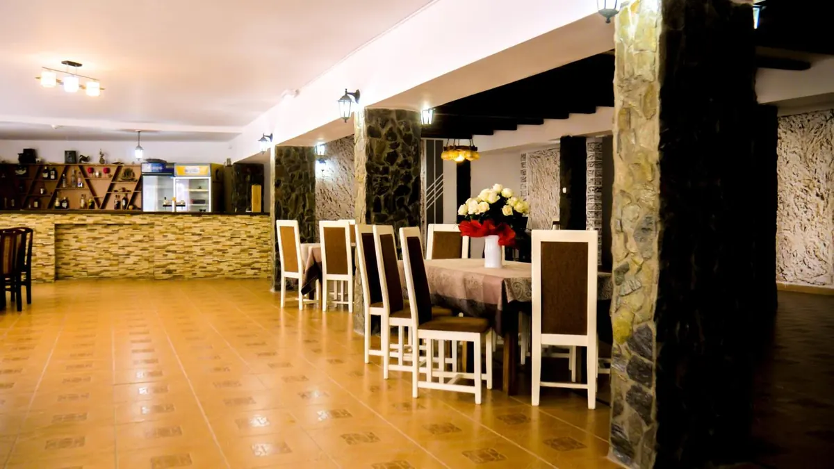 Sala restaurantului și barul