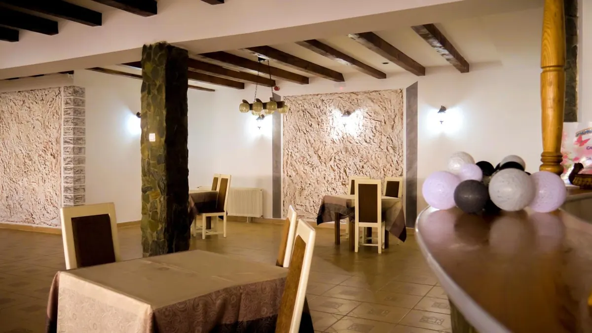 Restaurantul pregătit pentru o petrecere, cu baloane