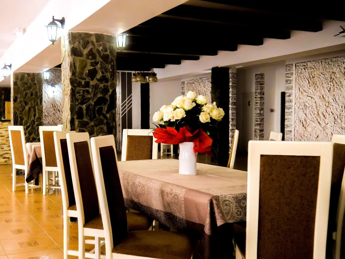 Masă aranjată cu flori în restaurant
