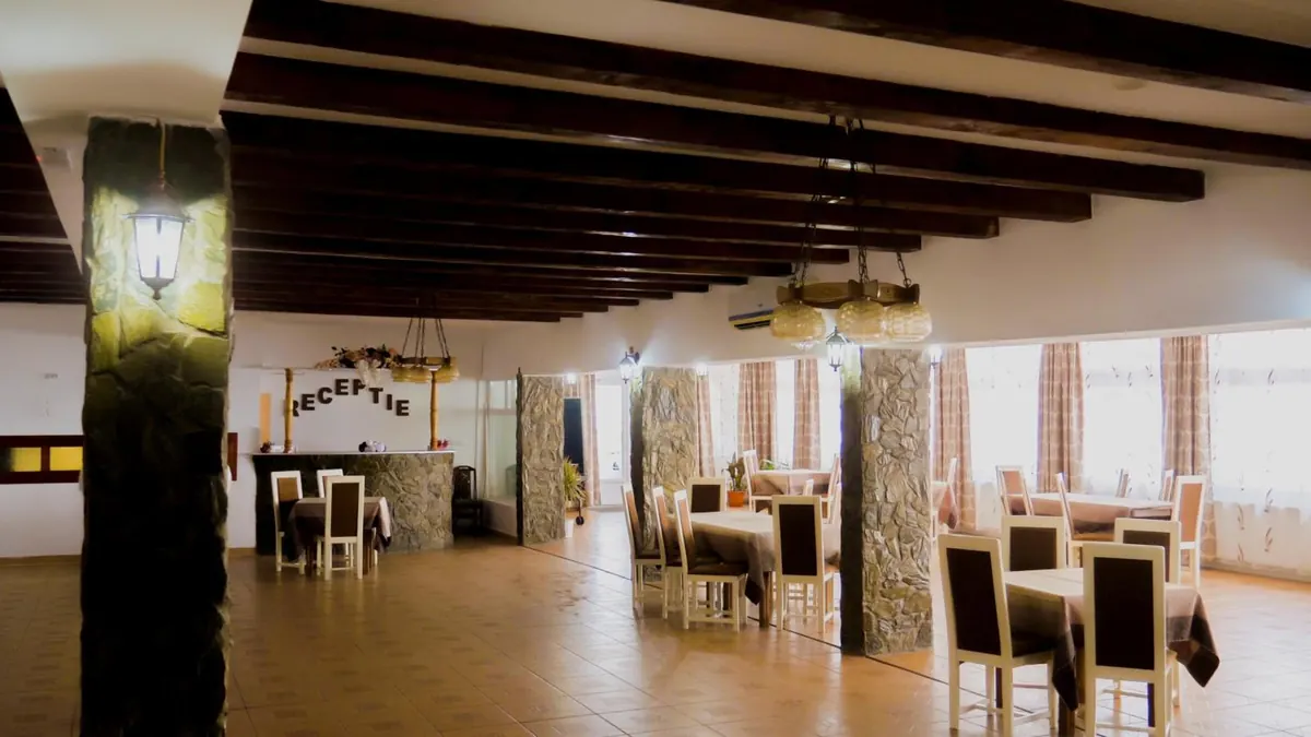 Restaurantul cu ferestre mari spre Dunăre