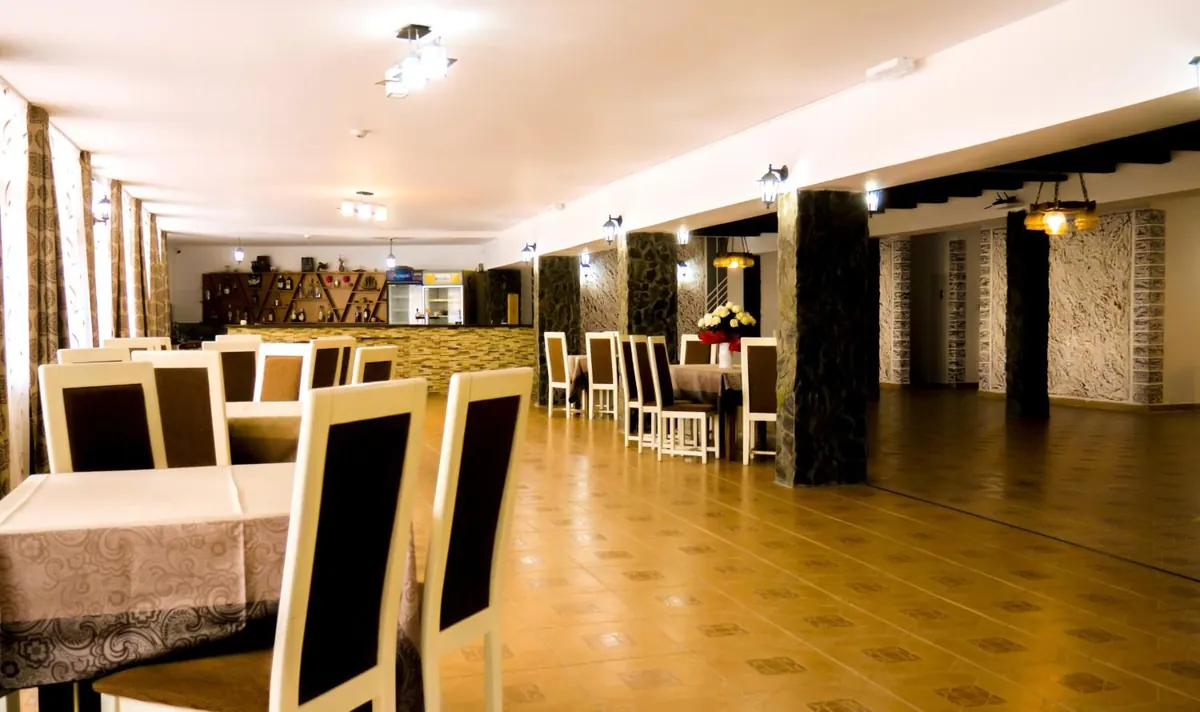 Sala de restaurant, cu grinzi de lemn și piatră